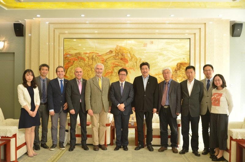 李岩松校长会见但丁代表团